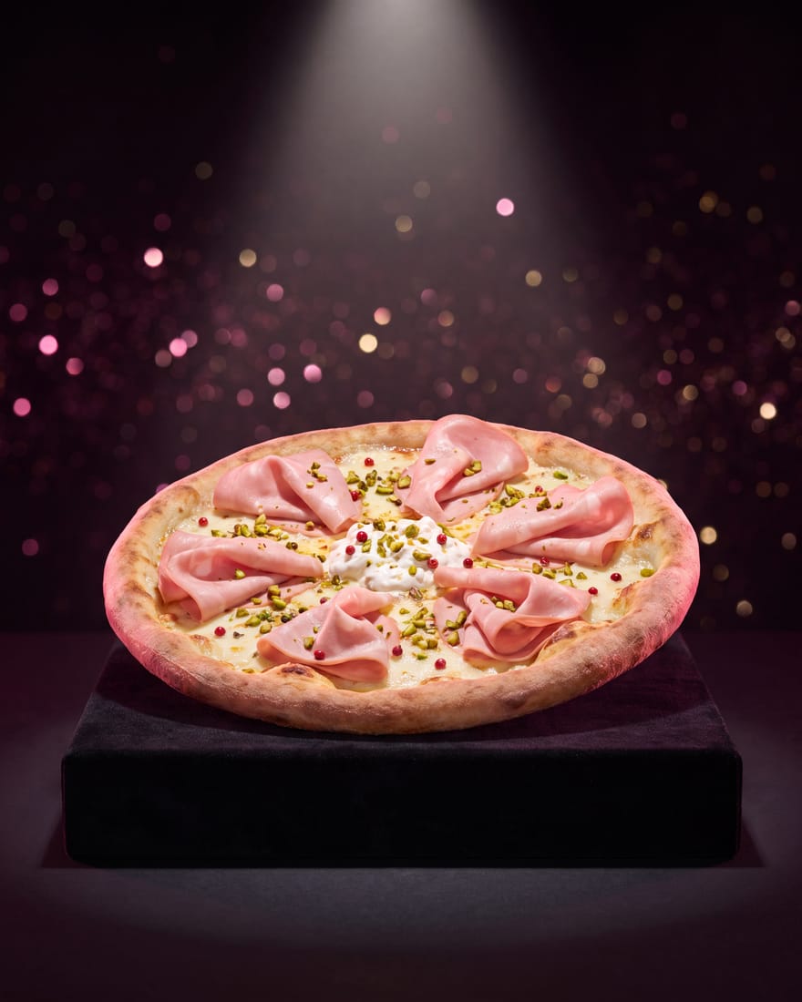 Rozenkwarts — DIAMANTI-pizza gepresenteerd als edelsteen in een juwelenvitrine, etalagelicht
