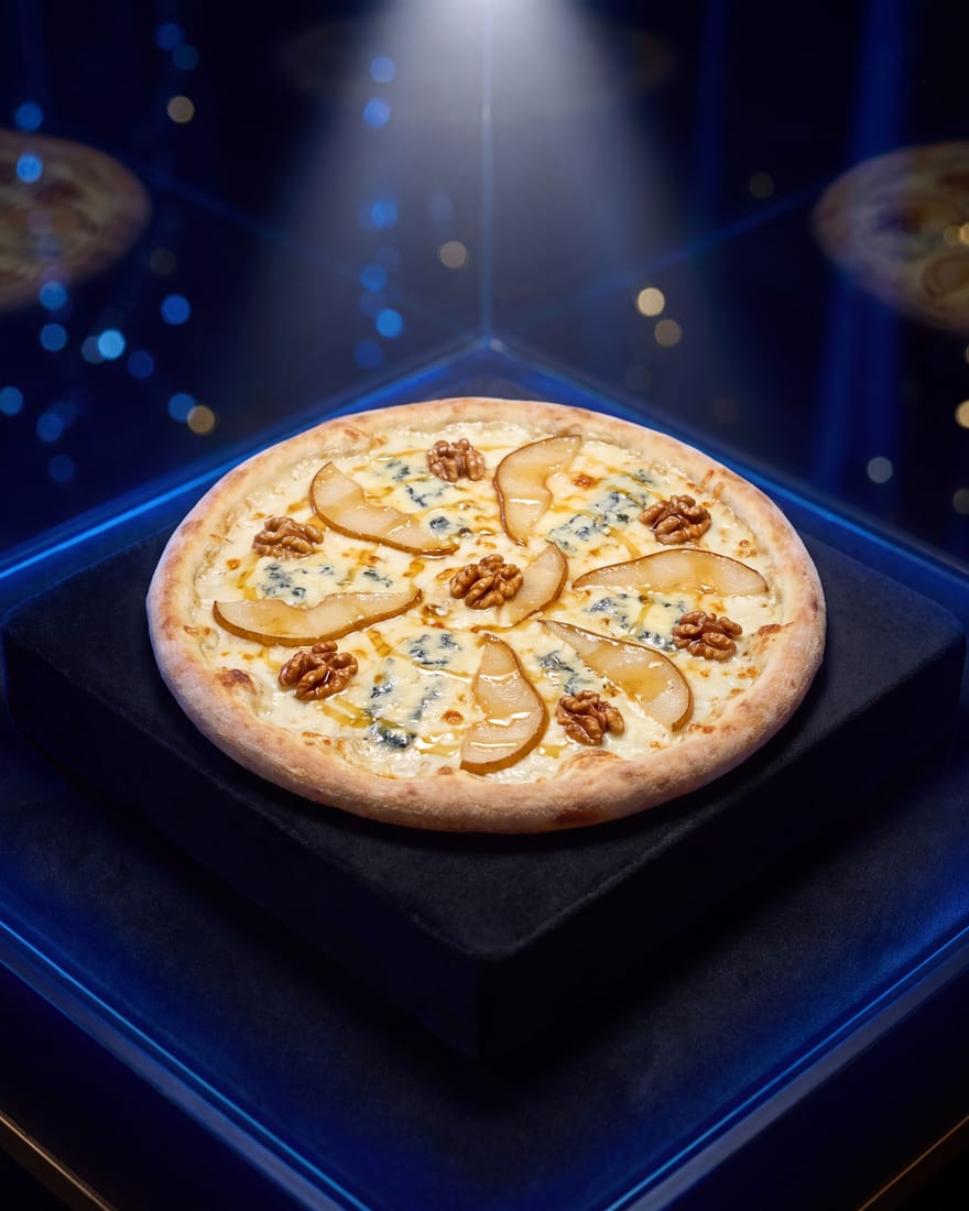 Saffier — DIAMANTI-pizza gepresenteerd als edelsteen in een juwelenvitrine, etalagelicht