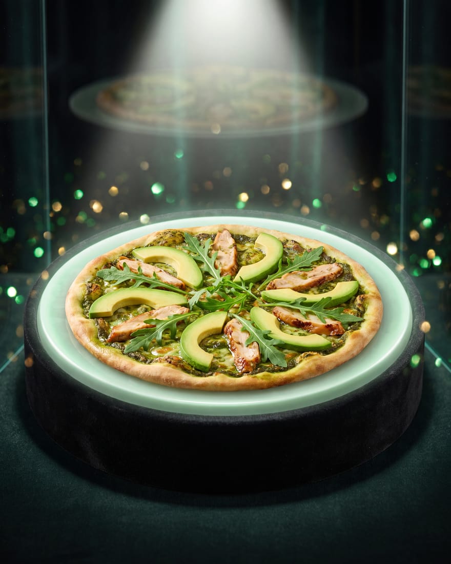Jade — DIAMANTI-pizza in beperkte oplage, gepresenteerd als zeldzame edelsteen in een juwelenvitrine