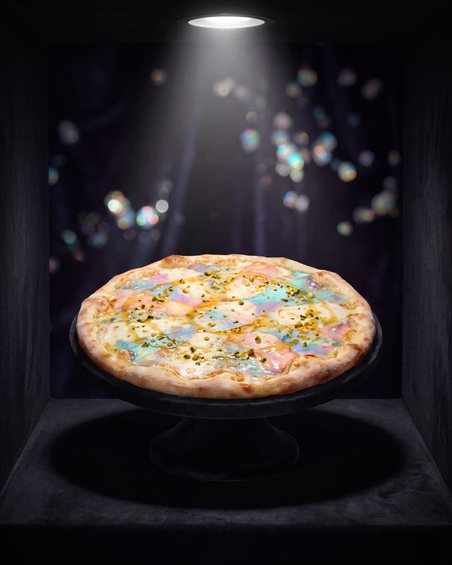 Opaal — DIAMANTI-pizza in beperkte oplage, gepresenteerd als zeldzame edelsteen in een juwelenvitrine